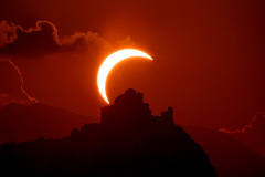 Eclissi di Sole con la Sacra di San Michele