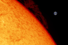 Protuberanza solare con Terra in scala